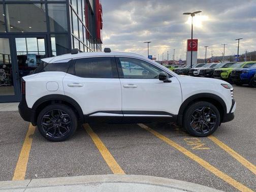 Aspen White Tri 2026 Nissan Kicks SR