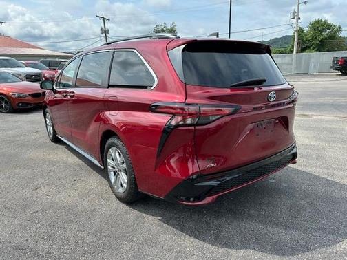 2022 Toyota Sienna XSE 7 Passenger
