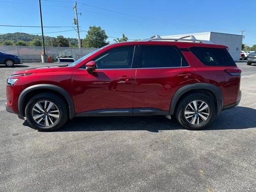 2022 Nissan Pathfinder SL