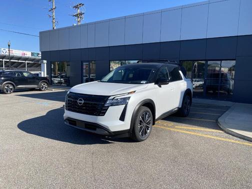 White / Black 2026 Nissan Pathfinder Platinum