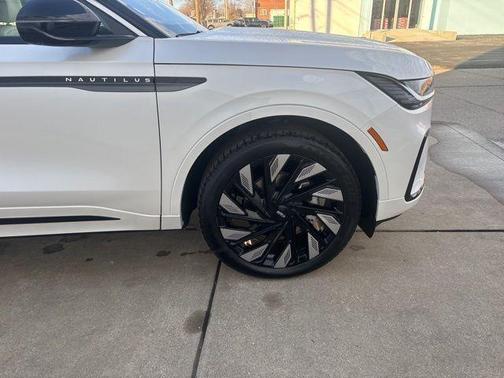 White Platinum Tri-Coat Metallic 2026 Lincoln Nautilus Black Label