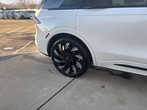 White Platinum Tri-Coat Metallic 2026 Lincoln Nautilus Black Label