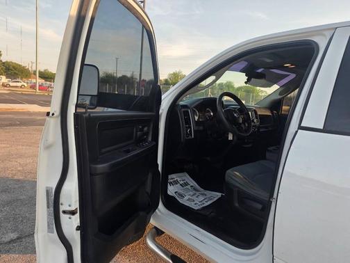 2017 RAM 2500 Tradesman Crew Cab 4x4 6'4' Box