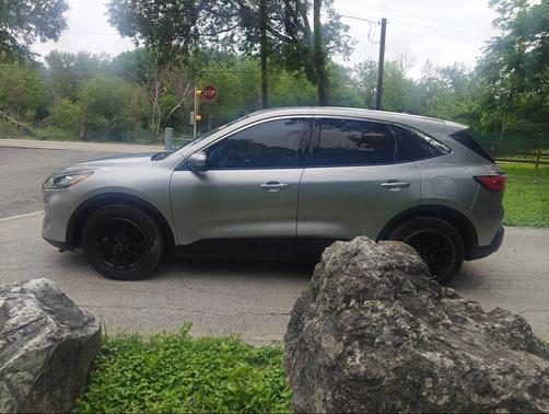 Iconic Silver Metallic 2021 Ford Escape SE