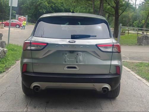 Iconic Silver Metallic 2021 Ford Escape SE