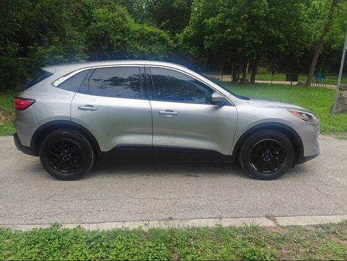 Iconic Silver Metallic 2021 Ford Escape SE
