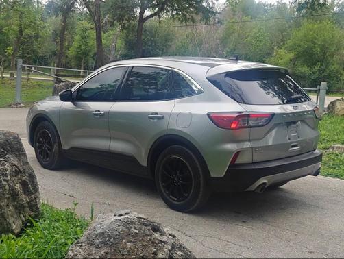 Iconic Silver Metallic 2021 Ford Escape SE