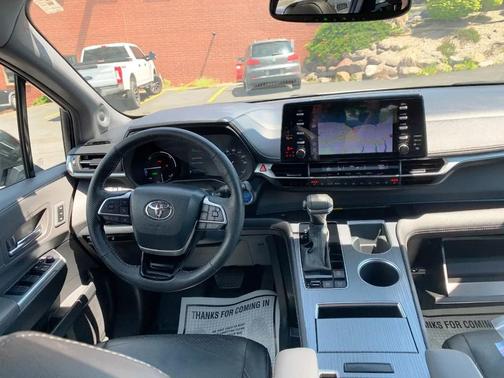 Ice Cap 2023 Toyota Sienna LE