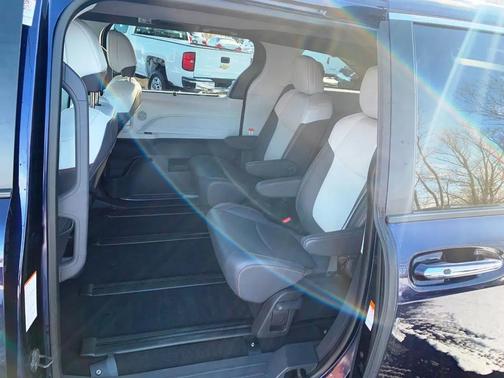 2022 Toyota Sienna XSE 7 Passenger