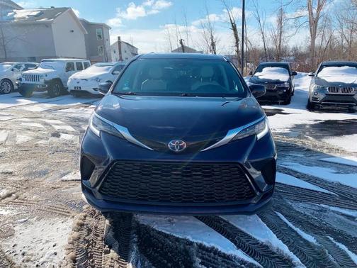 2022 Toyota Sienna XSE 7 Passenger