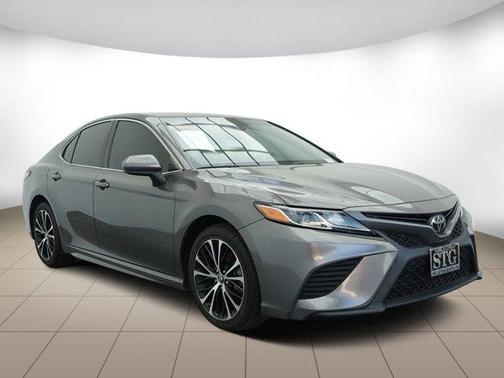 Photo 4 of 27 of 2018 Toyota Camry SE