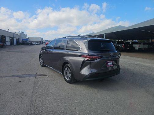 2021 Toyota Sienna XLE 8 Passenger