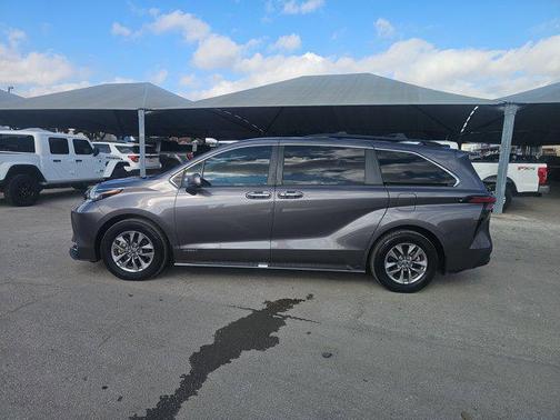 2021 Toyota Sienna XLE 8 Passenger