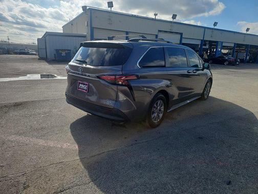 2021 Toyota Sienna XLE 8 Passenger