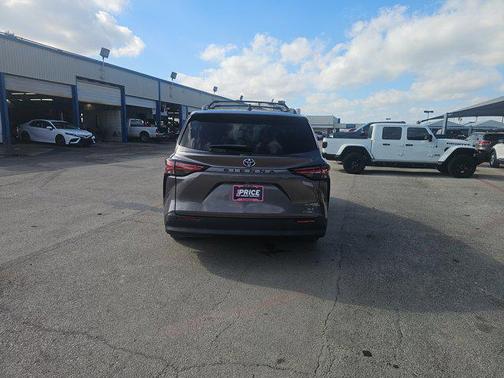 2021 Toyota Sienna XLE 8 Passenger