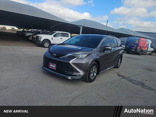 2021 Toyota Sienna XLE 8 Passenger