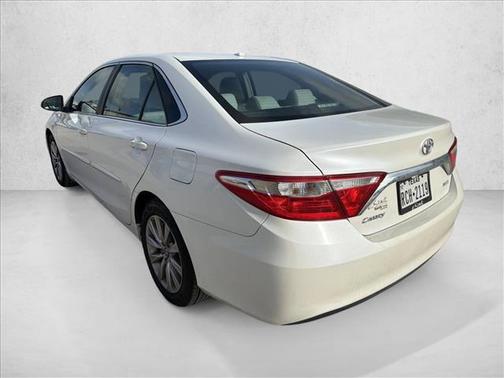 Super White 2017 Toyota Camry XLE