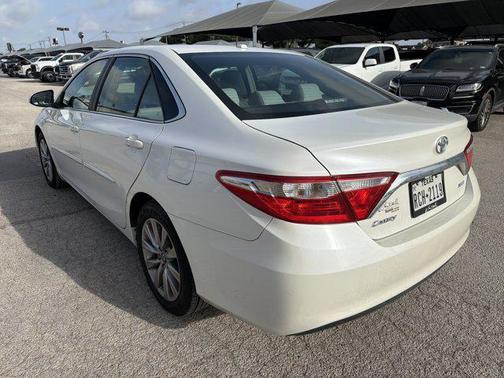 Super White 2017 Toyota Camry XLE