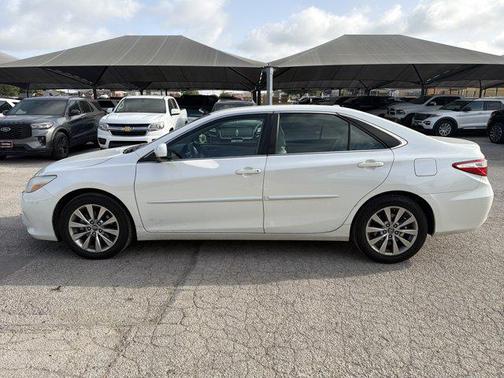 Super White 2017 Toyota Camry XLE