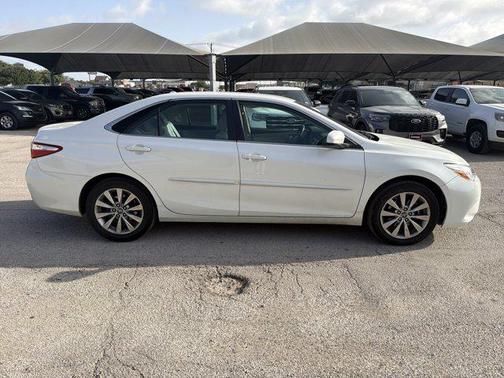 Super White 2017 Toyota Camry XLE
