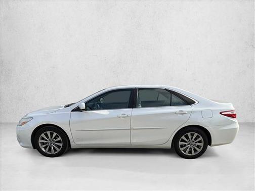 Super White 2017 Toyota Camry XLE