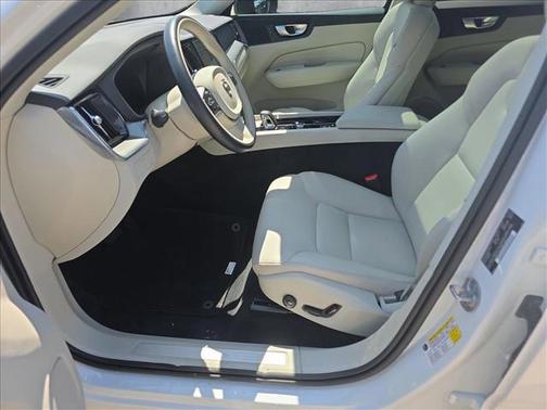 2024 Volvo XC60 B5 Core Dark Theme
