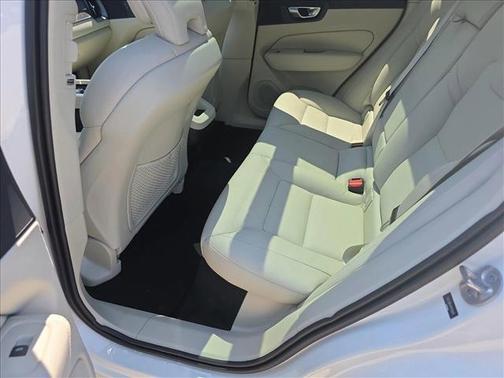 2024 Volvo XC60 B5 Core Dark Theme
