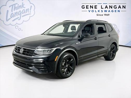 Deep Black Pearl Effect 2024 Volkswagen Tiguan 2.0T SE R-Line Black