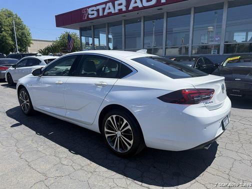 Summit White 2018 Buick Regal Sportback Preferred II