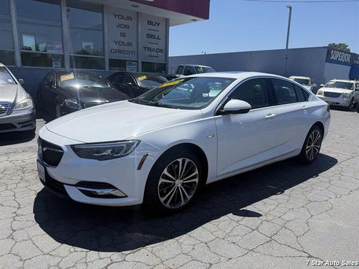 Summit White 2018 Buick Regal Sportback Preferred II