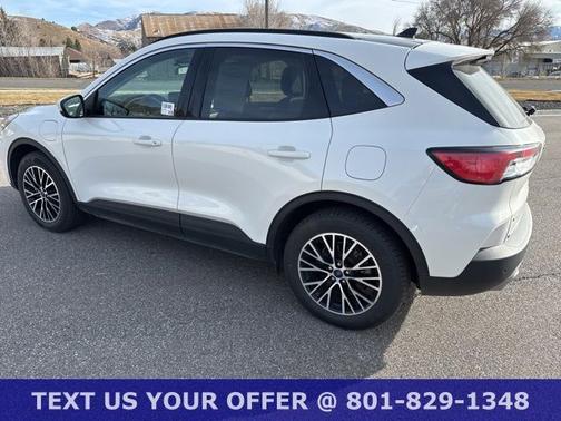 STAR WHITE METALLIC TRI-COA 2022 Ford Escape SEL