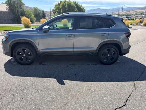 Platinum Gray Metallic 2025 Volkswagen Taos 1.5T SEL