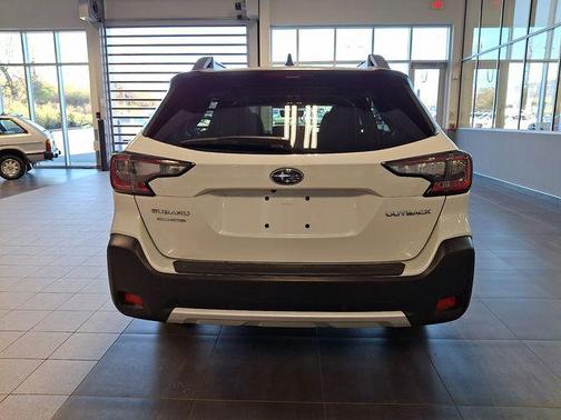 Crystal White Pearl 2023 Subaru Outback Limited