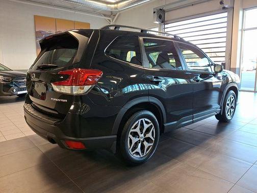 Crystal Black Silica 2022 Subaru Forester Premium