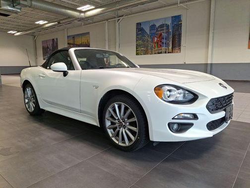 Puro White Tri-Coat Pearl 2019 FIAT 124 Spider Base