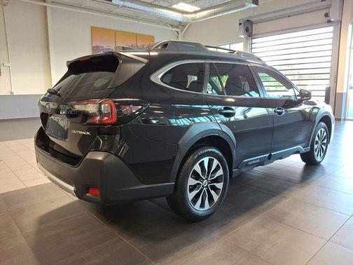 Crystal Black Silica 2023 Subaru Outback Limited