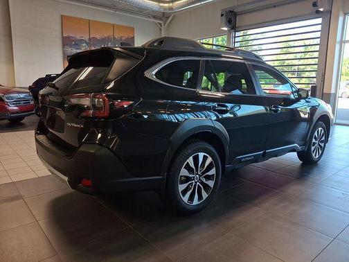 Crystal Black Silica 2025 Subaru Outback Limited