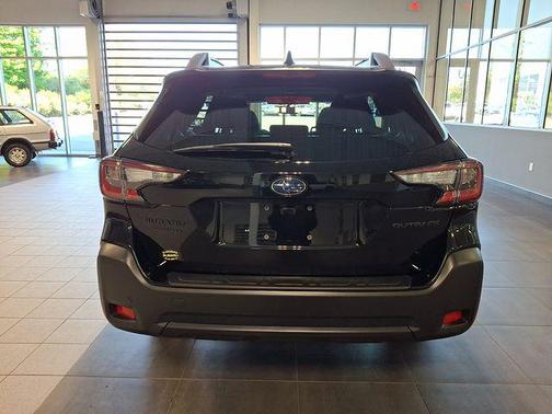 Crystal Black Silica 2025 Subaru Outback Onyx Edition