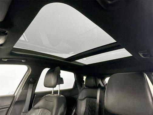 Glacial White Pearl 2023 Kia Sportage X-Line
