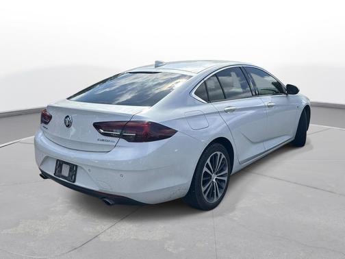 White Frost Tricoat 2018 Buick Regal Sportback Essence