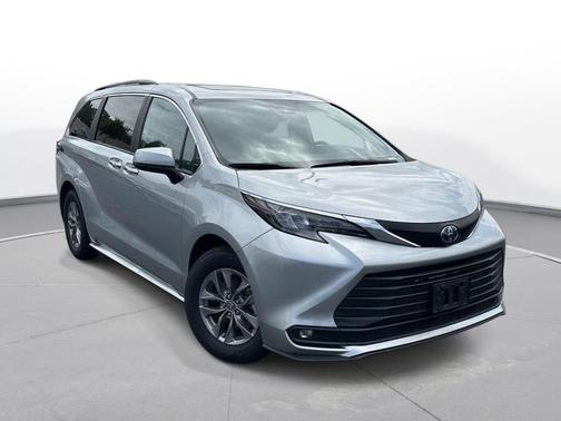 Celestial Silver Metallic 2025 Toyota Sienna XLE