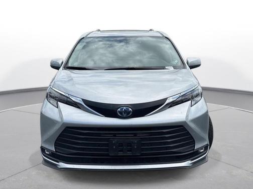 Celestial Silver Metallic 2025 Toyota Sienna XLE
