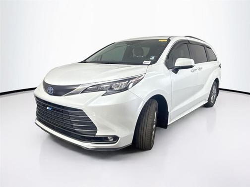2025 Toyota Sienna XLE 8 Passenger