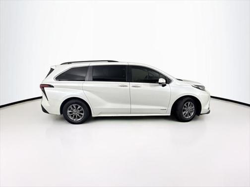 2021 Toyota Sienna XLE 8 Passenger