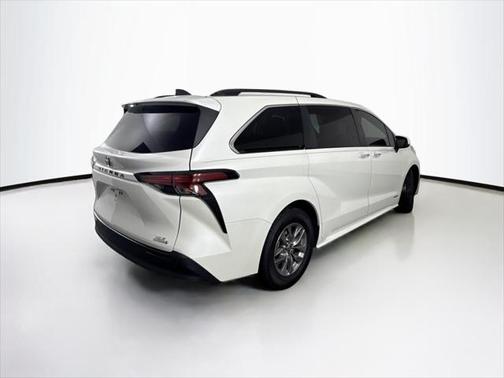 2021 Toyota Sienna XLE 8 Passenger