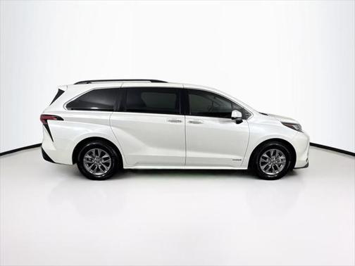 2021 Toyota Sienna XLE 8 Passenger