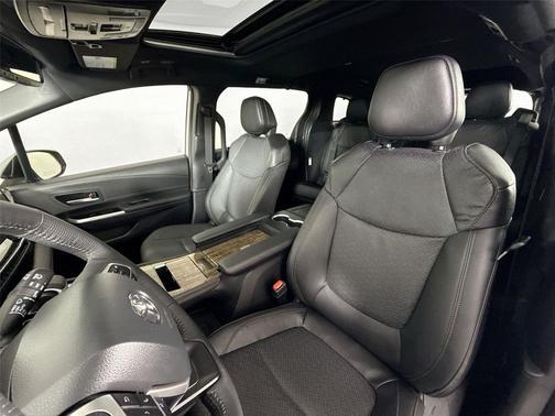 2025 Toyota Sienna Platinum