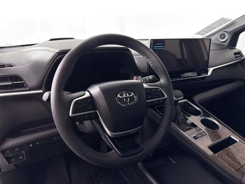 2025 Toyota Sienna Platinum