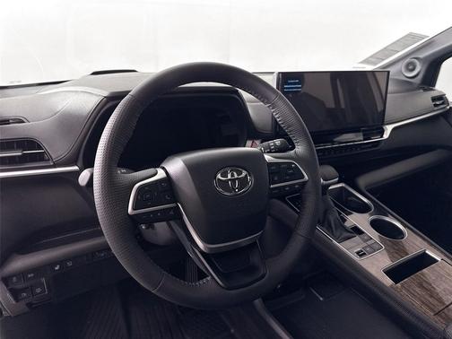 2025 Toyota Sienna Platinum