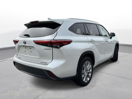 Wind Chill Pearl 2022 Toyota Highlander Hybrid Limited